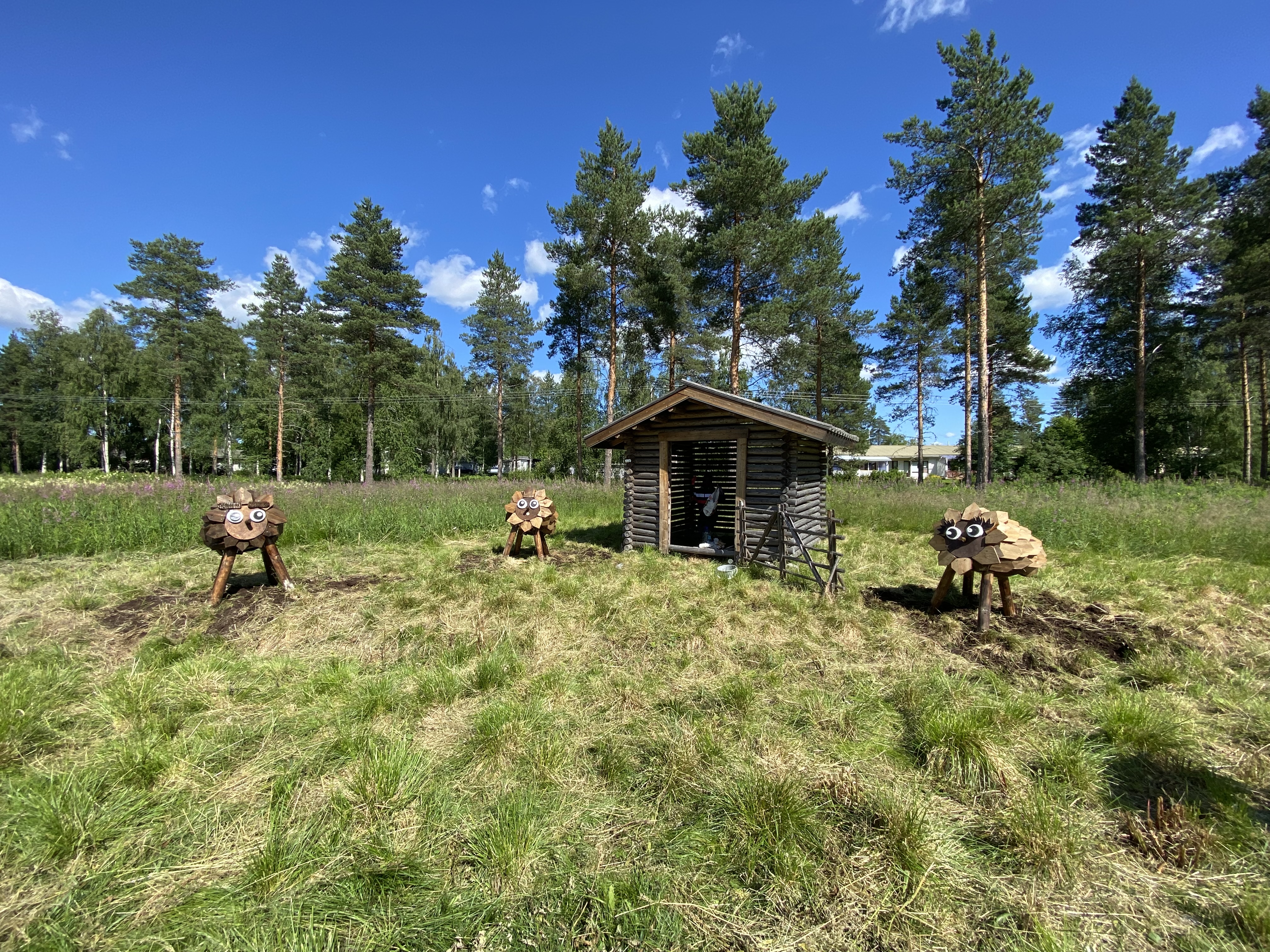 Käpylehmät taideteos.